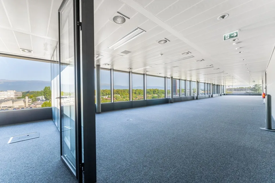 Surface de bureaux de 350 m² avec espaces vitrés et cuisine ouverte