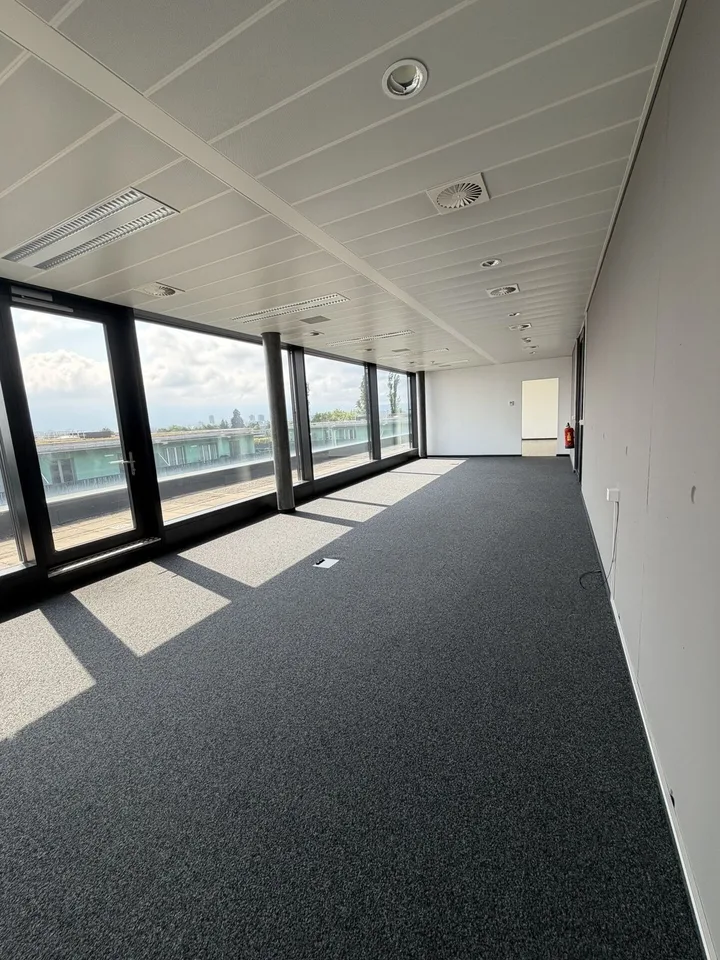 Surface de bureaux de 92 m² offrant un cadre de travail fonctionnel et agréable, idéal pour une activité administrative ou de services.