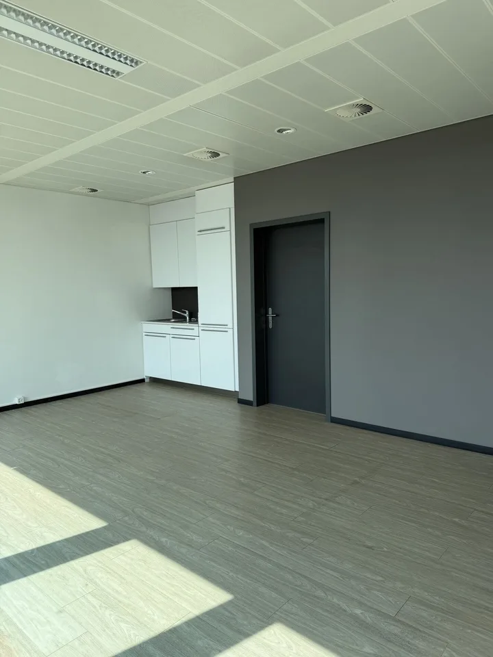 Surface de bureaux de 92 m² offrant un cadre de travail fonctionnel et agréable, idéal pour une activité administrative ou de services.