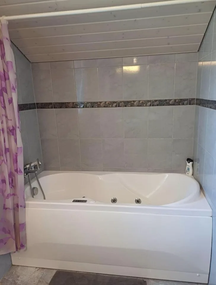 Grande chambre à louer au 1er étage dans une villa familiale