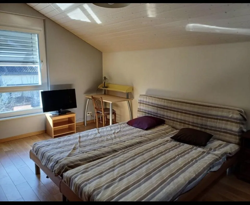 Grande chambre à louer au 1er étage dans une villa familiale
