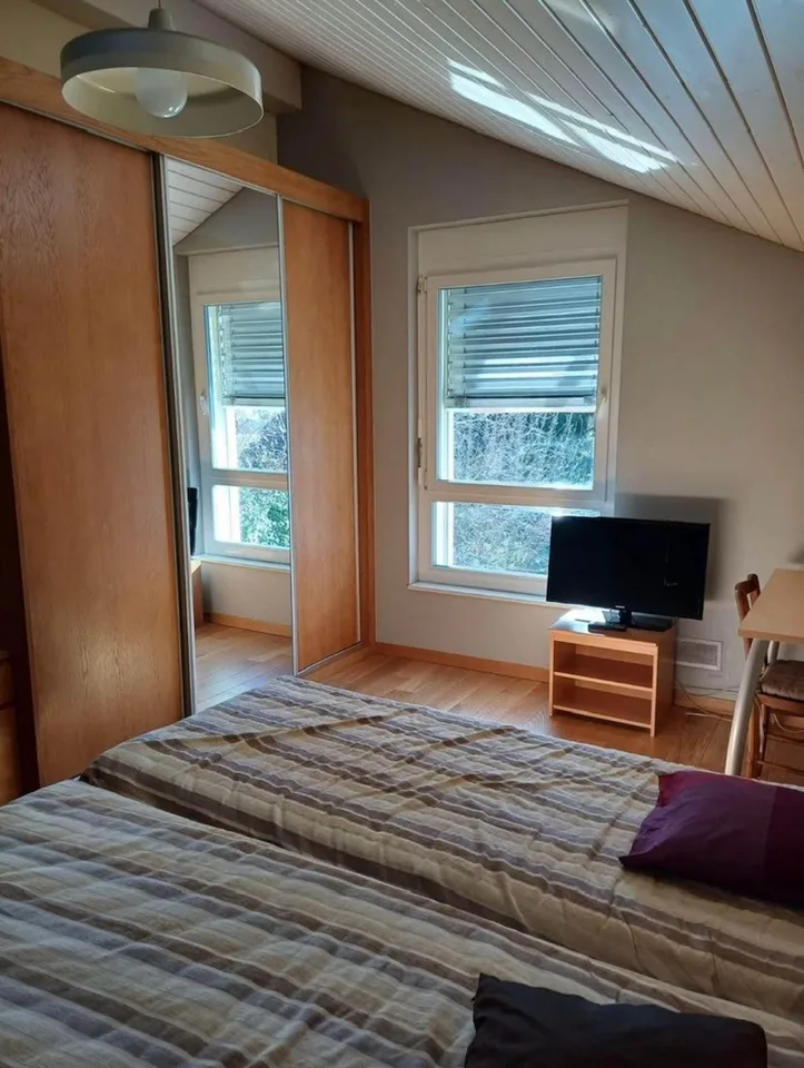 Grande chambre à louer au 1er étage dans une villa familiale