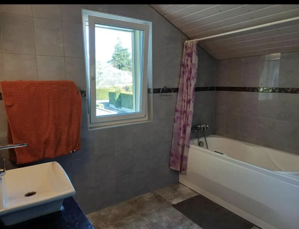 Grande chambre à louer au 1er étage dans une villa familiale