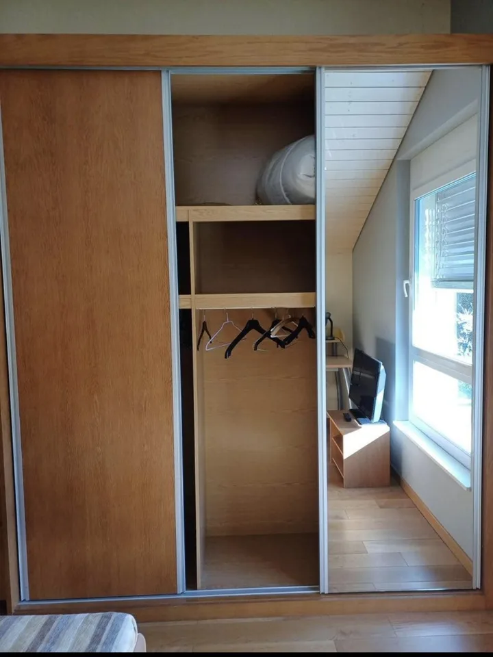 Grande chambre à louer au 1er étage dans une villa familiale