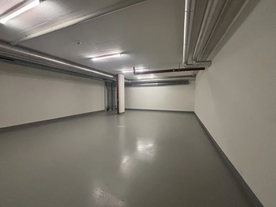 Dépôt - situé à proximité de l'aéroport