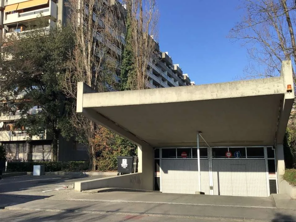 Garage intérieur à louer dans le complexe de la Tourelle