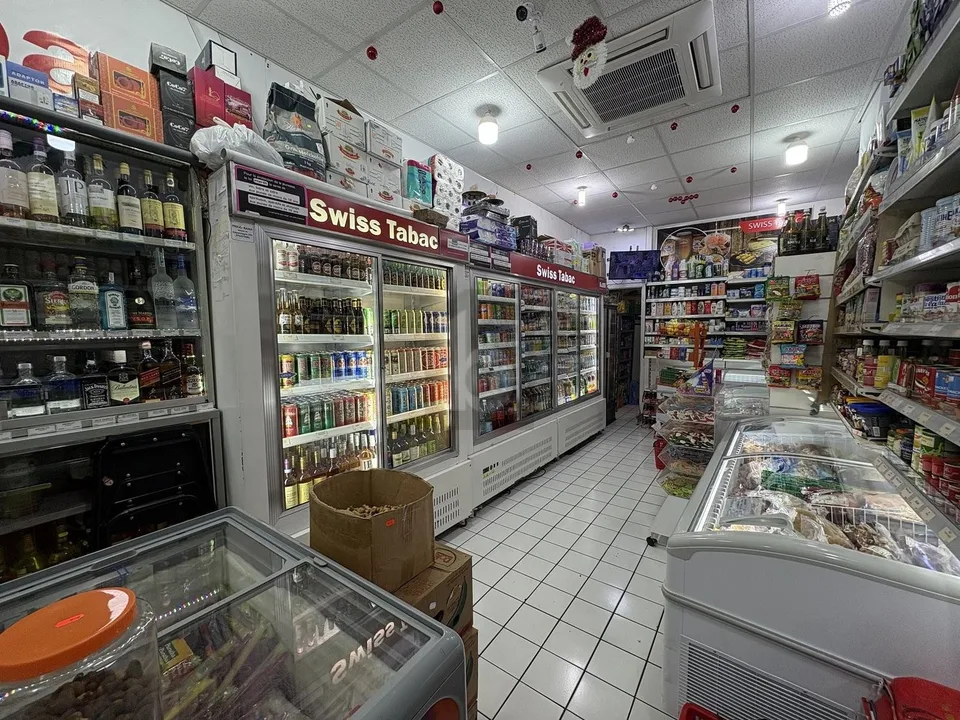 ÉPICERIE DANS UNE RUE PASSANTE