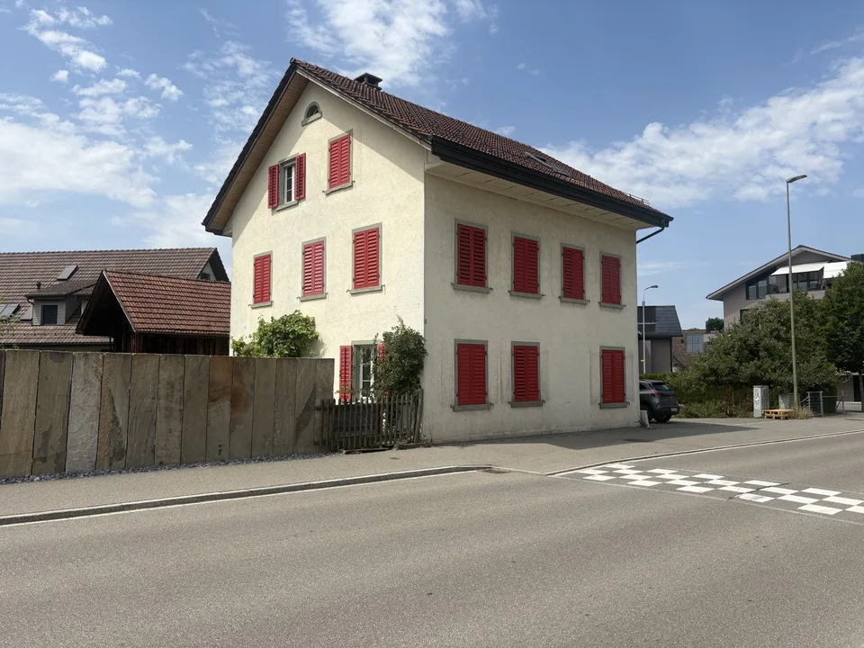 Einfamilienhaus mit 7 Zimmer, Garten und Aussenparkplätzen
