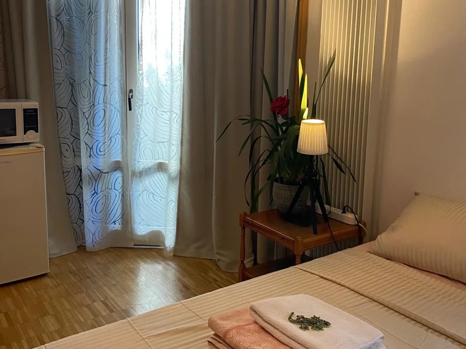 Charming & Spacious Room - Women Only | Short Stays