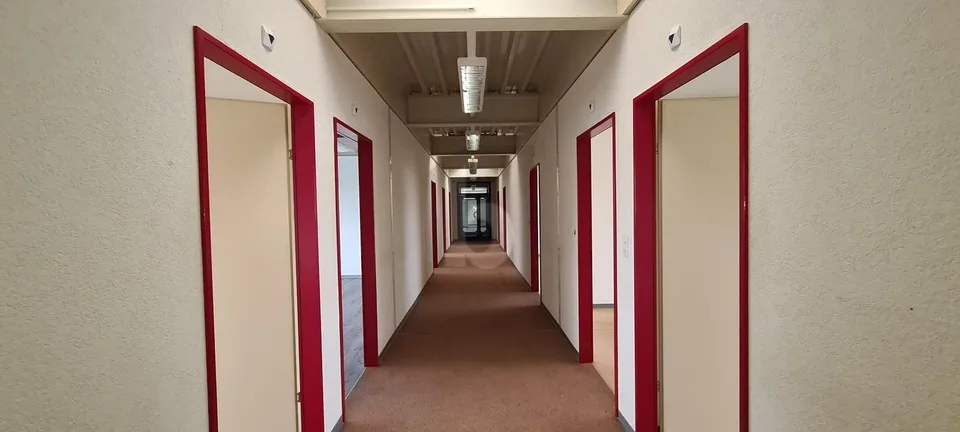 SPACIEUX, EN ZONE INDUSTRIELLE