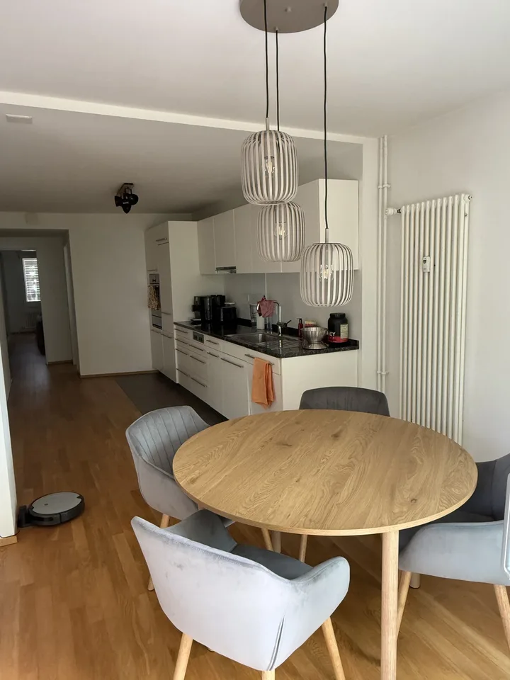 Möblierte 2.5-Zimmerwohnung mit Sitzplatz, Garten und Balkon
