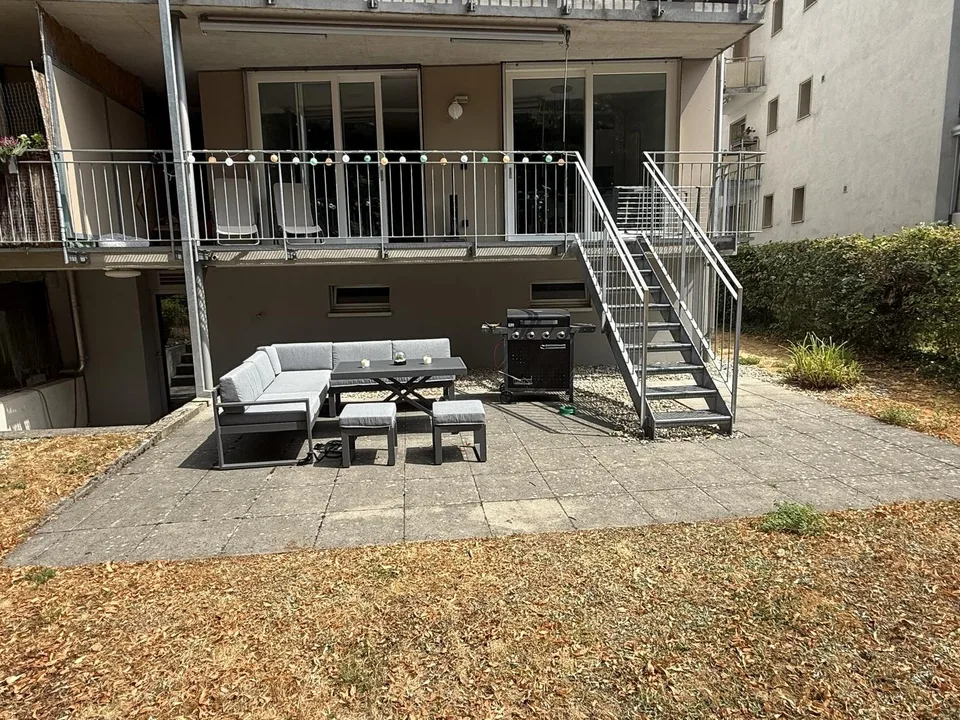 Möblierte 2.5-Zimmerwohnung mit Sitzplatz, Garten und Balkon