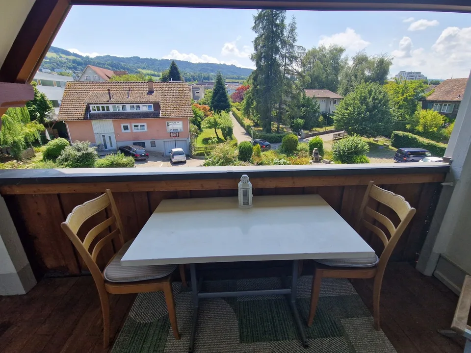 Charmante 3.5-Zimmer-Altbauwohnung mit hohen Decken, Garten & Seenähe
