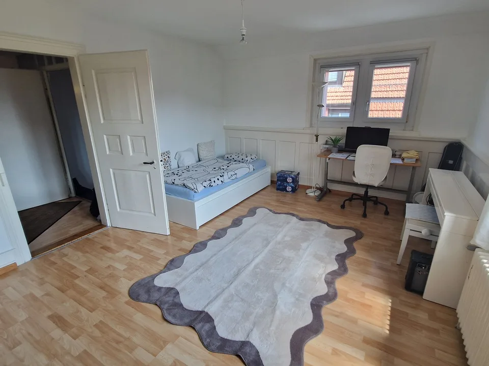 Charmante 3.5-Zimmer-Altbauwohnung mit hohen Decken, Garten & Seenähe