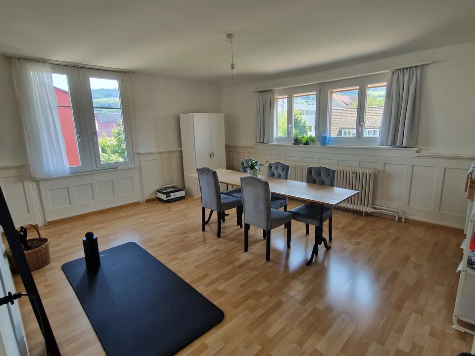 Charmante 3.5-Zimmer-Altbauwohnung mit hohen Decken, Garten & Seenähe