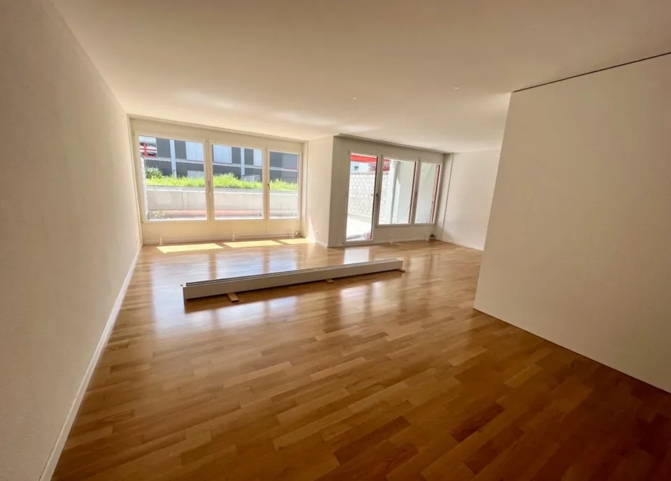 Nachmieter per sofort / Moderne Erdgeschoss 4.5-Zimmer-Wohnung mit grosser Terrasse und Balkon in Stadtnähe.