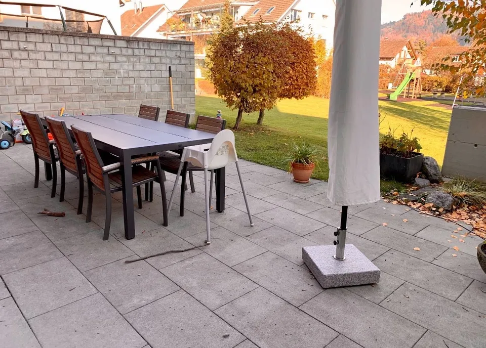 Nachmieter per sofort / Moderne Erdgeschoss 4.5-Zimmer-Wohnung mit grosser Terrasse und Balkon in Stadtnähe.