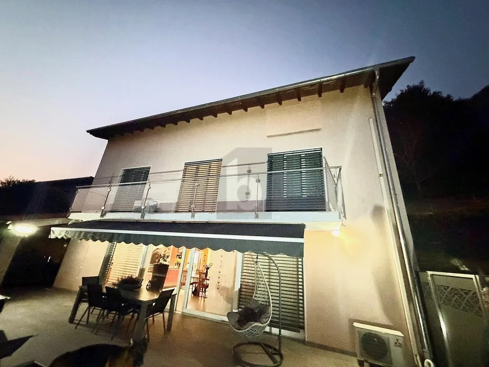 LUMINOSA,AMPIA CON PISCINA E 4 POSTI AUTO