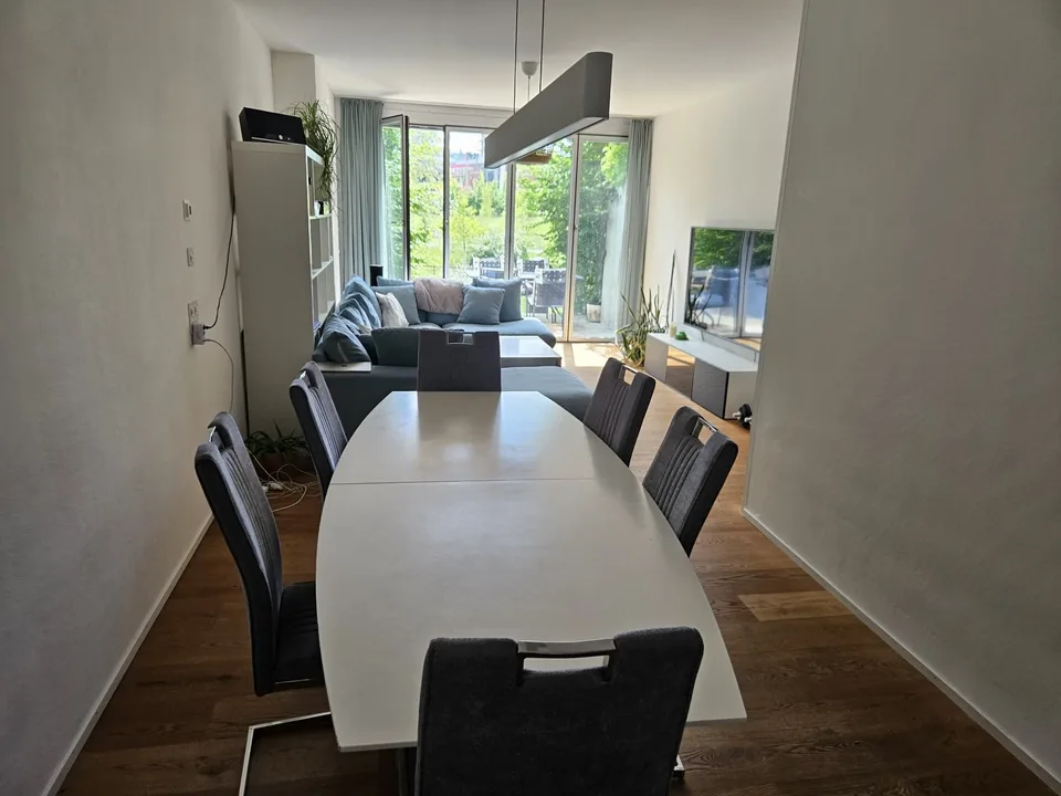WG-Zimmer in zweistöckiger Parterrewohnung im Zwicky-Areal