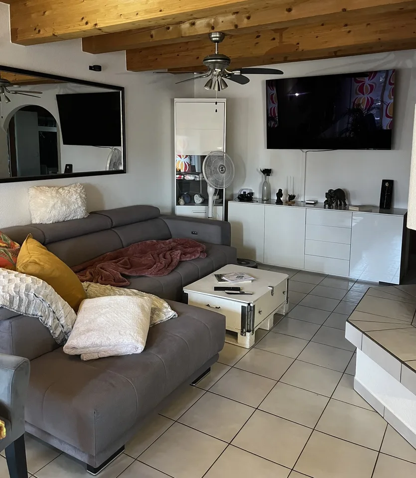 Grosses komplett möbliertes WG Zimmer mit eigenem Balkon in Doppelfamilienhaus