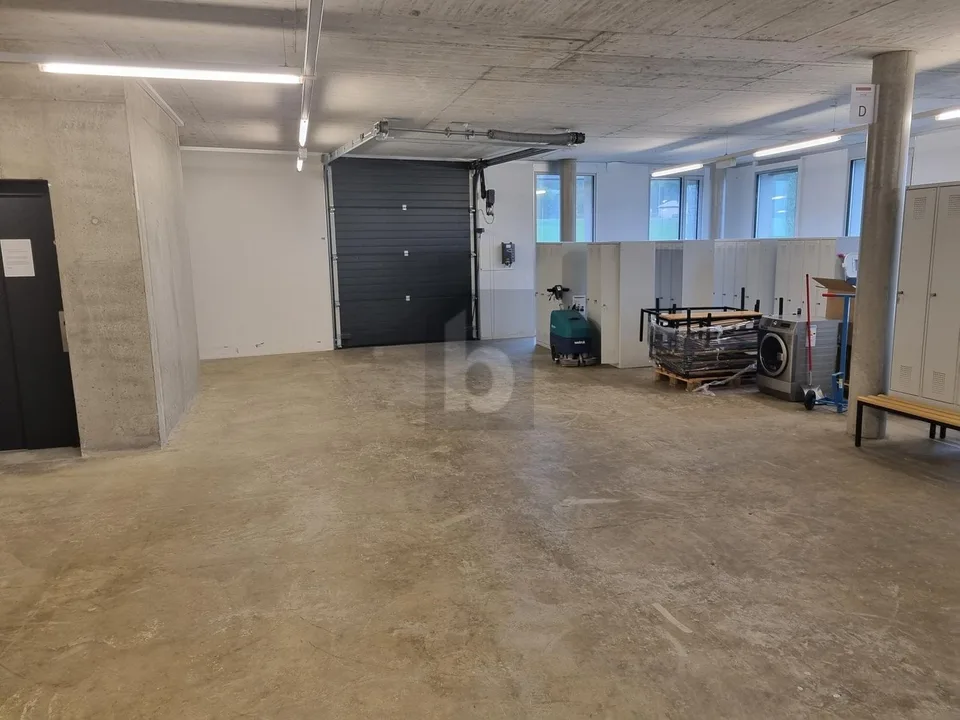 GRAND ESPACE, TRÈS BON EMPLACEMENT