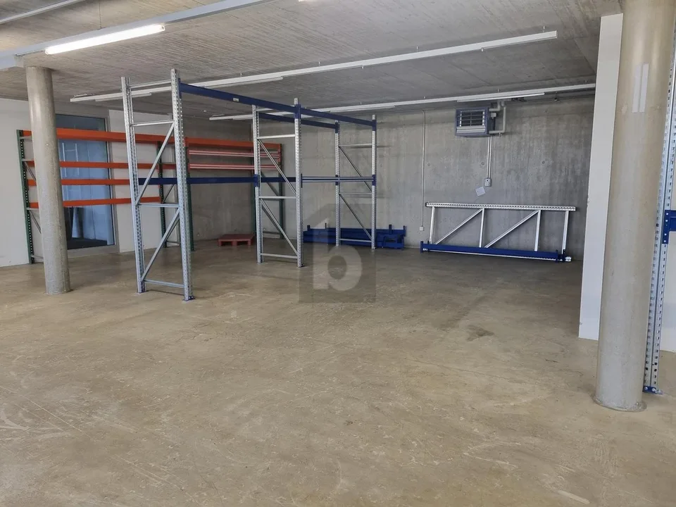 GRAND ESPACE, TRÈS BON EMPLACEMENT
