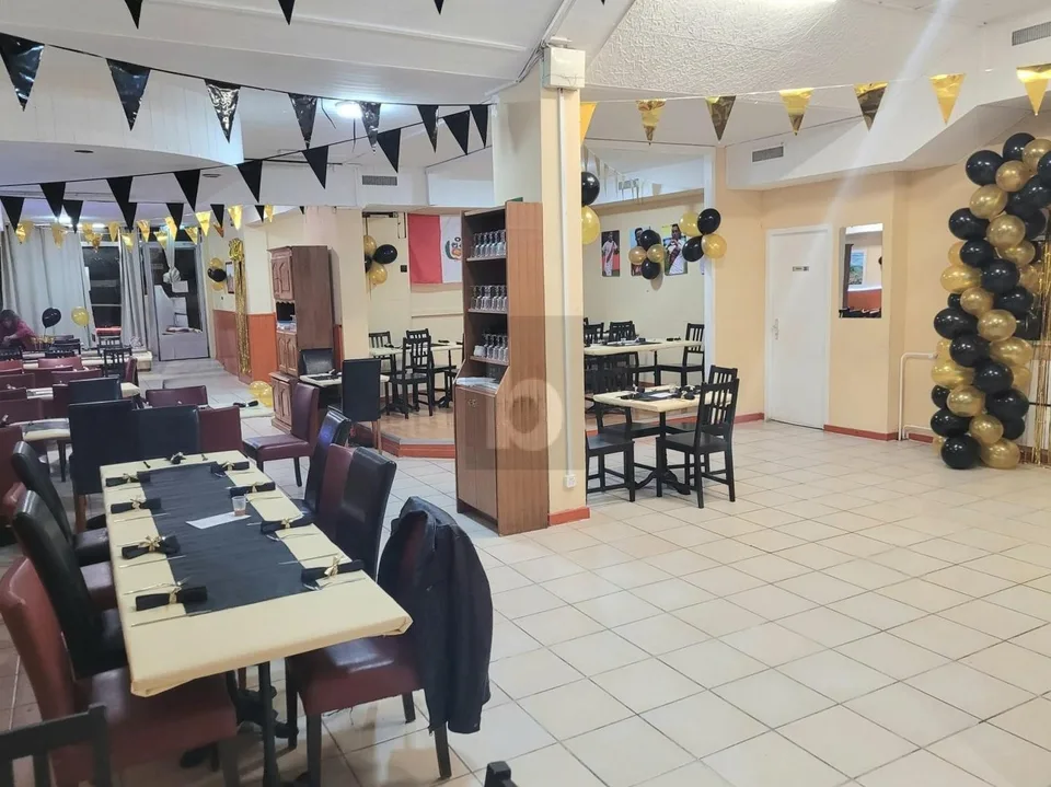 RESTAURANT DANS UN QUARTIER ANIME