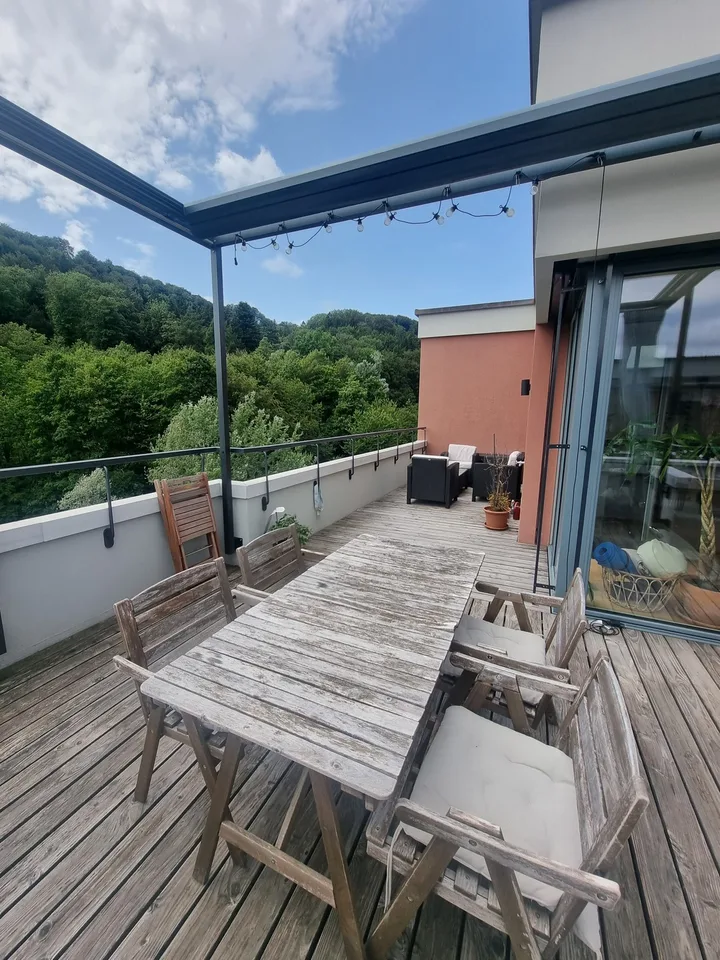 Neuwertige 2.5 Zimmer Attika (befristet, möbliert)