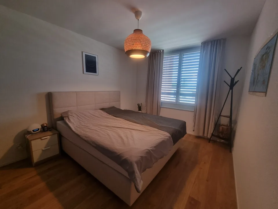 Neuwertige 2.5 Zimmer Attika (befristet, möbliert)