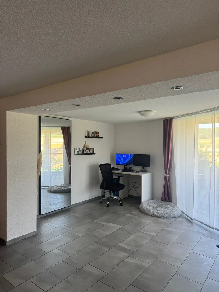 Grosszügige 2,5 Zimmer Parterrewohnung mit Terrasse