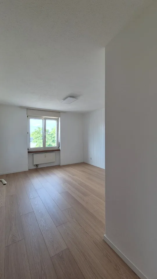 Helle, frisch renovierte 3.5-Zimmer-Wohnung mit Balkon und schöner Aussicht