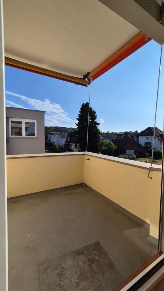 Helle, frisch renovierte 3.5-Zimmer-Wohnung mit Balkon und schöner Aussicht