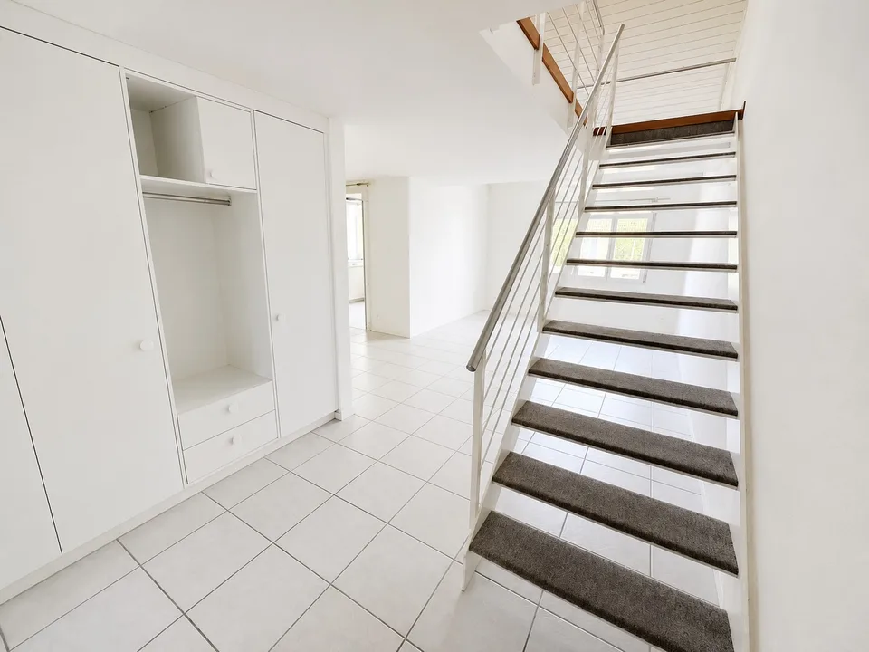 Moderne 3.5-Zimmer-Maisonette-Wohnung mit Galerie, Balkon und Garage in Langenthal