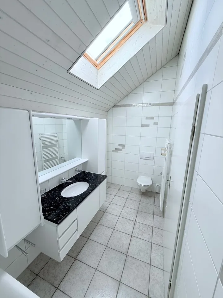 Moderne 3.5-Zimmer-Maisonette-Wohnung mit Galerie, Balkon und Garage in Langenthal