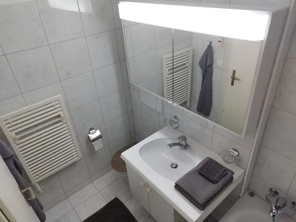 Moderne 4.5-Zimmer-Wohnung (2er-WG) mit Grillplatz und Boccia-Bahn; 10min vom Bahnhof Uster und dem Stadtzentrum entfernt