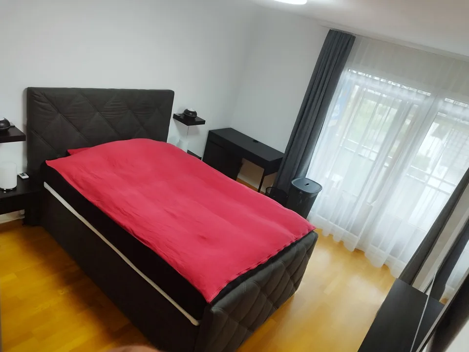 Moderne 4.5-Zimmer-Wohnung (2er-WG) mit Grillplatz und Boccia-Bahn; 10min vom Bahnhof Uster und dem Stadtzentrum entfernt