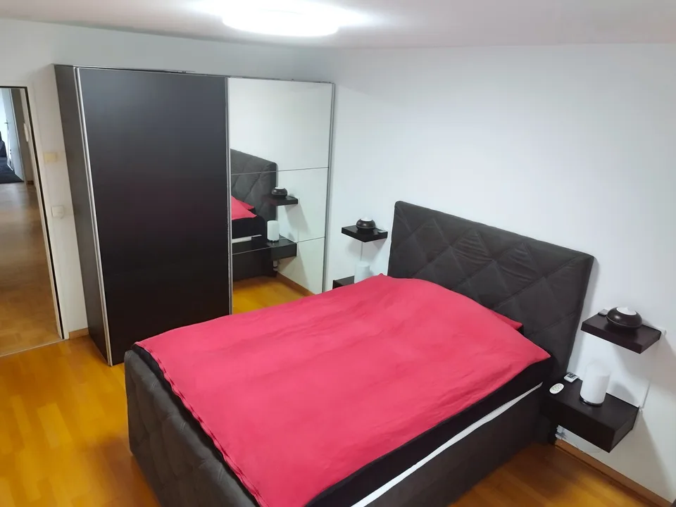 Moderne 4.5-Zimmer-Wohnung (2er-WG) mit Grillplatz und Boccia-Bahn; 10min vom Bahnhof Uster und dem Stadtzentrum entfernt