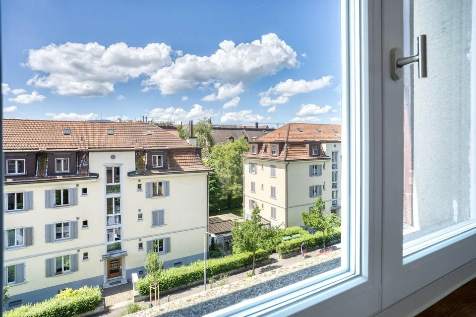 Exklusive Altbauwohnung mit Fischgrätparkett und Weitblick in Zürich-Wipkingen