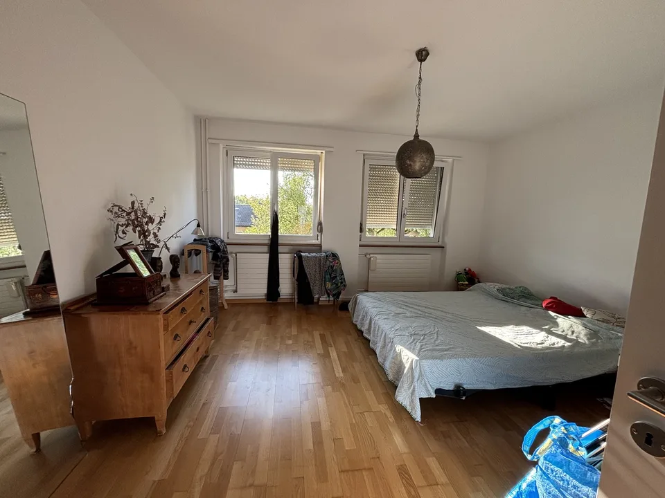 Helle & gemütliche 4-Zi-Altbauwohnung im Breitsch (möbliert)