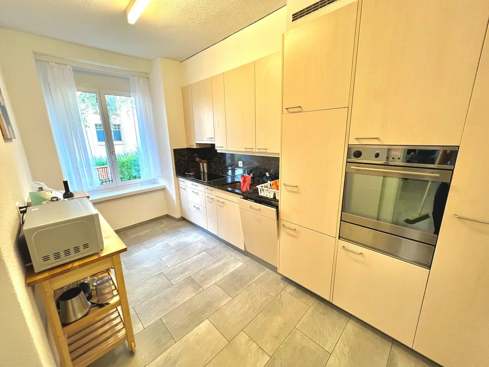 Schönes, grosses Zimmer an top Lage :)