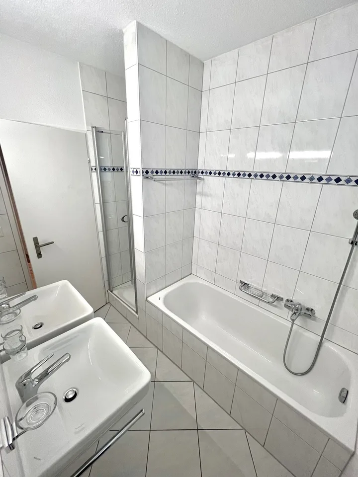 Schönes, grosses Zimmer an top Lage :)