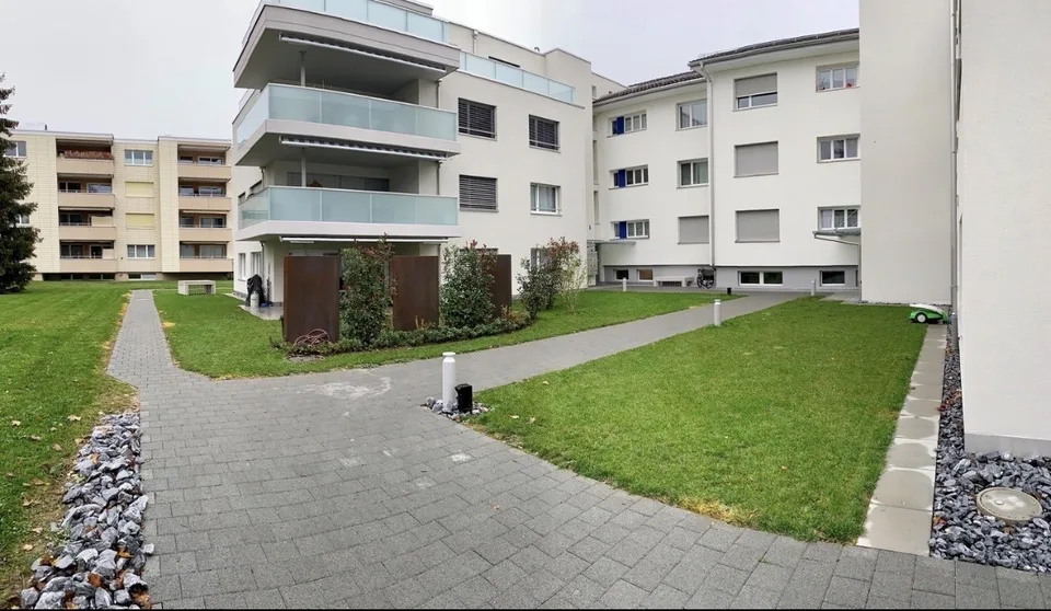 Attraktive 4.5-Zimmer-Wohnung im Eigentumsstandard mit grossem Sitzplatz