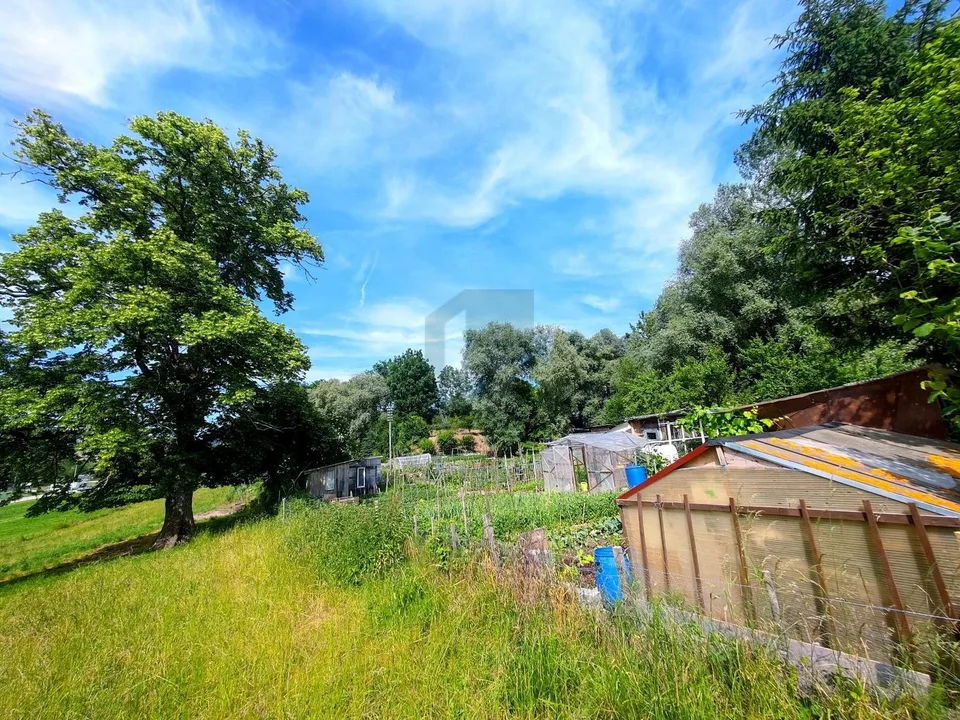 TERRAIN AGRICOLE AVEC SOURCE D'EAU PRIVÉE