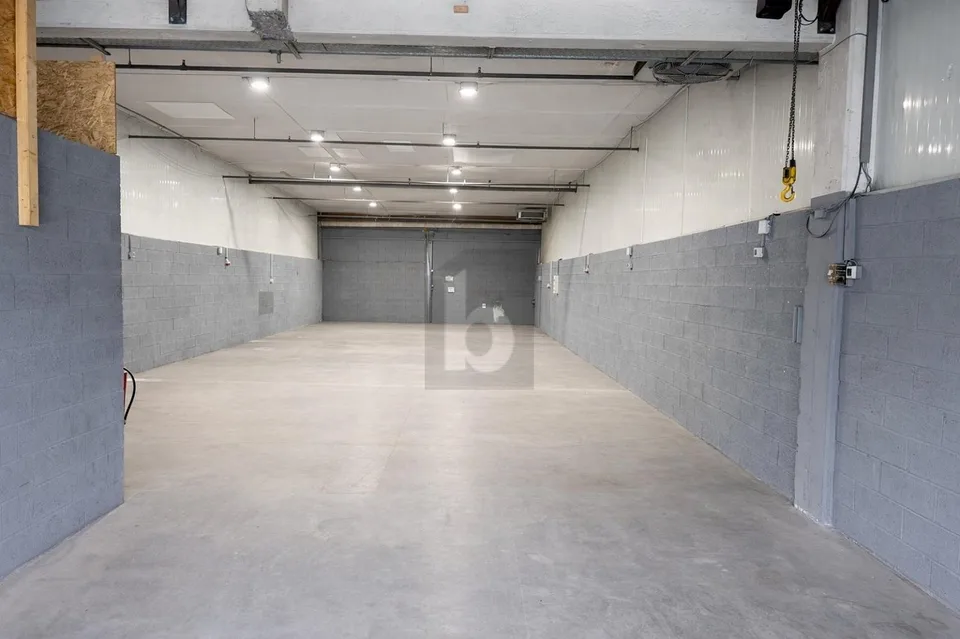 HALLE ARTISANALE AVEC VISIBILITÉ AUTOROUTE