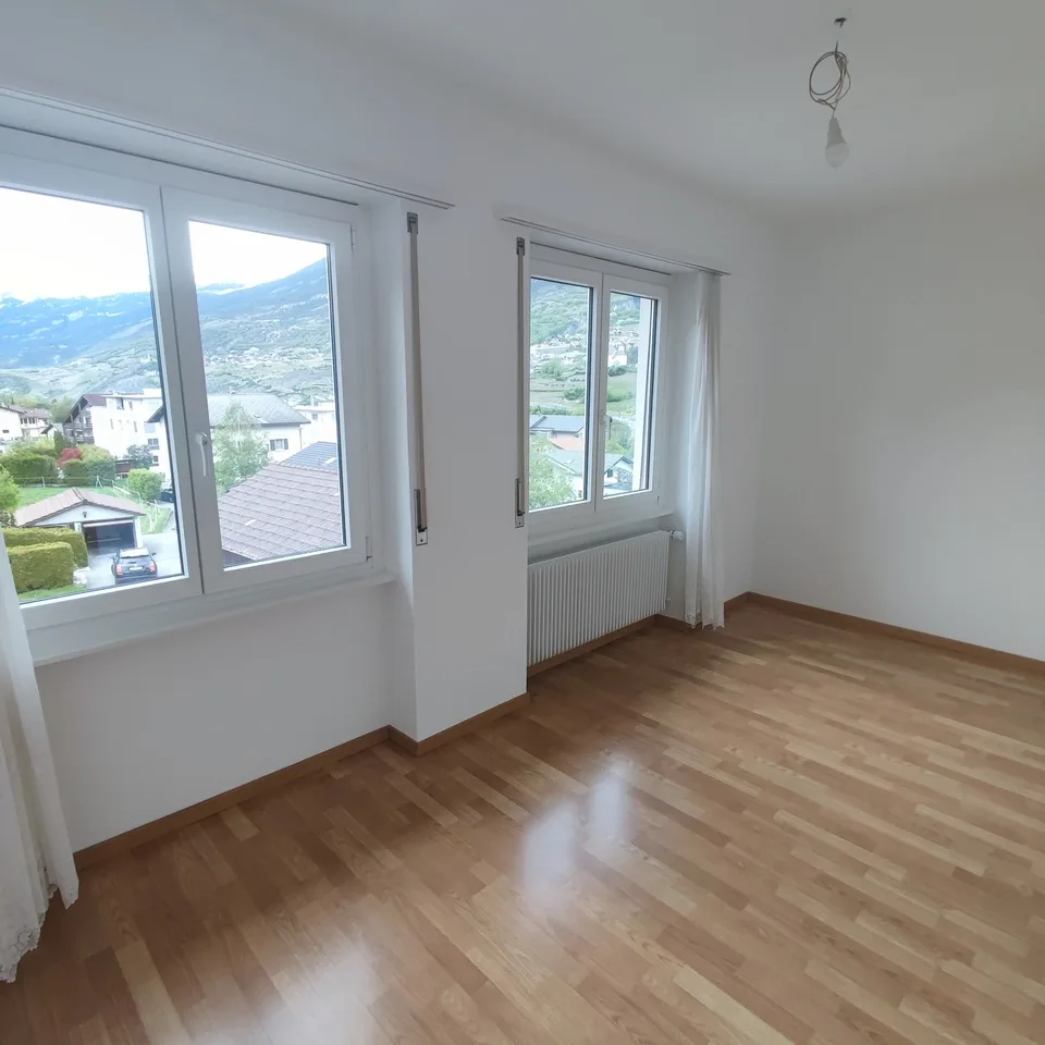 Attraktive 4.5-Zimmer-Wohnung mit Berg-Panorama in Susten