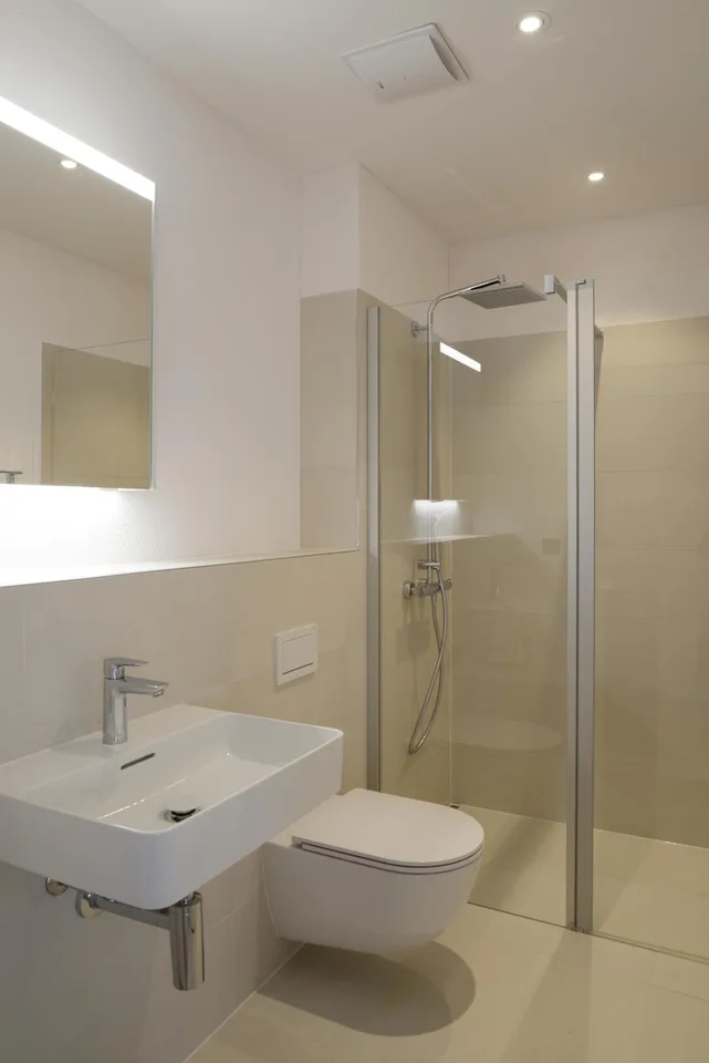 Moderne Attikawohnung mit 60m2 Terrasse und schöner Bergsicht