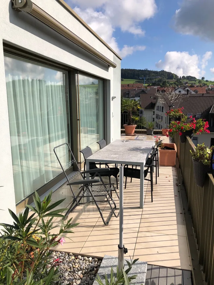 Moderne Attikawohnung mit 60m2 Terrasse und schöner Bergsicht