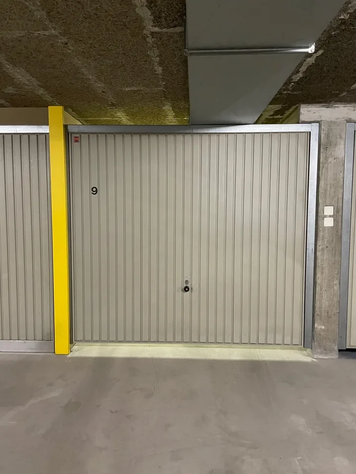 Abgeschlossene Garagenbox, Nr. 9 in Einstellhalle
