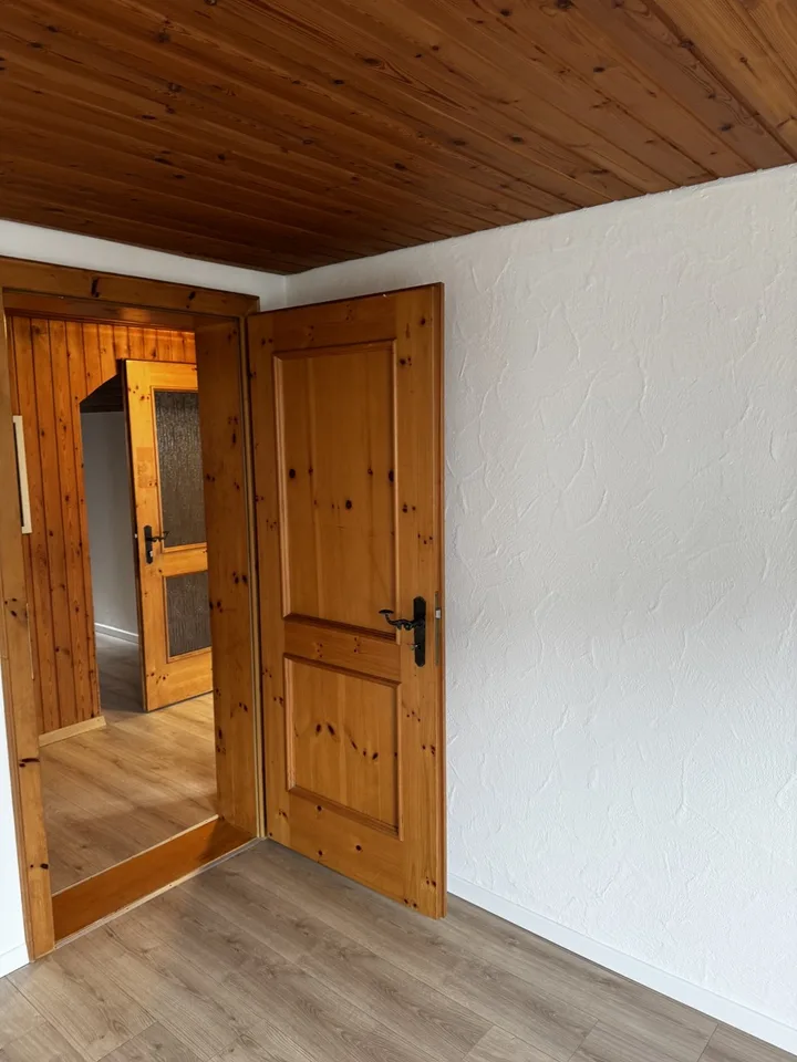 Wohnen mit Charakter – frisch sanierte 4 Zimmer Wohnung im charmanten Altbau