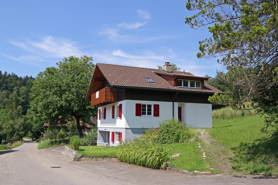 Grosses Wohnhaus an schöner Lage